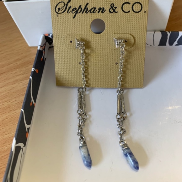 Silver tone back Prong earrings with little blue stone - Picture 1 of 4